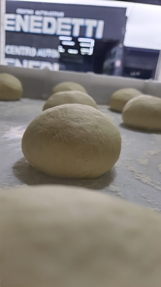 Bolas de massa sendo preparadas na Pizzaria Fornalha