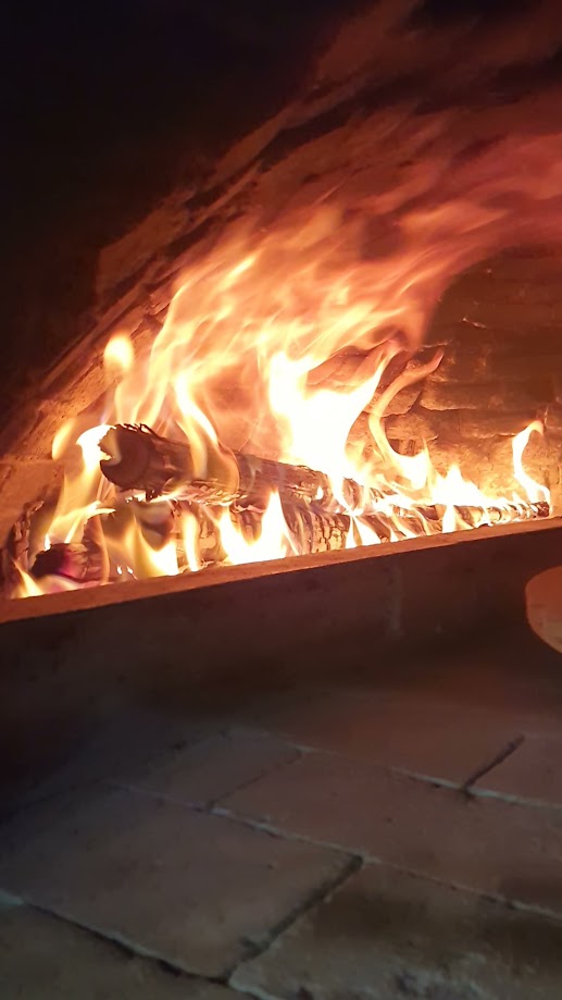 Lenha queimando dentro do forno da Fornalha