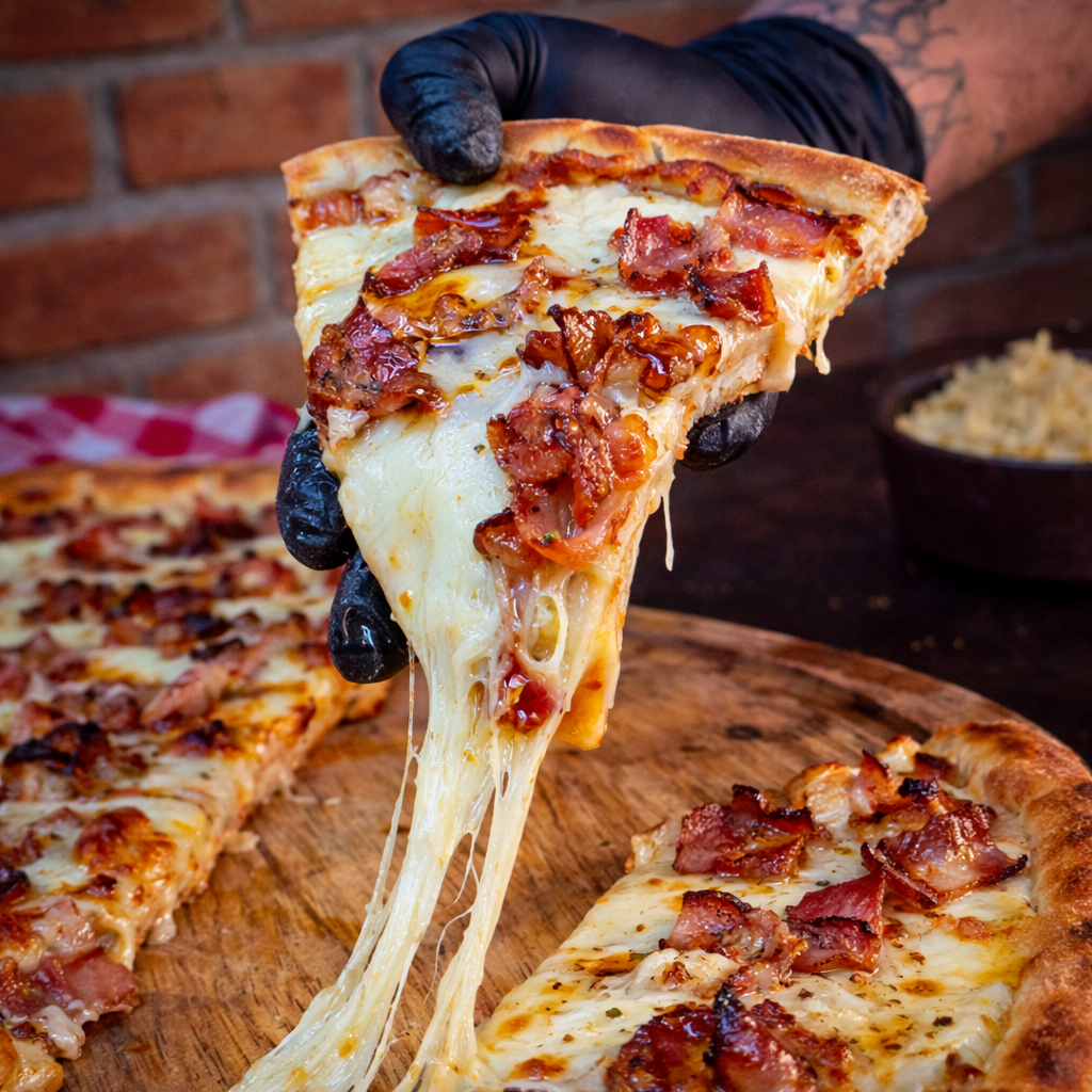 Pizza de bacon da Fornalha com queijo puxando