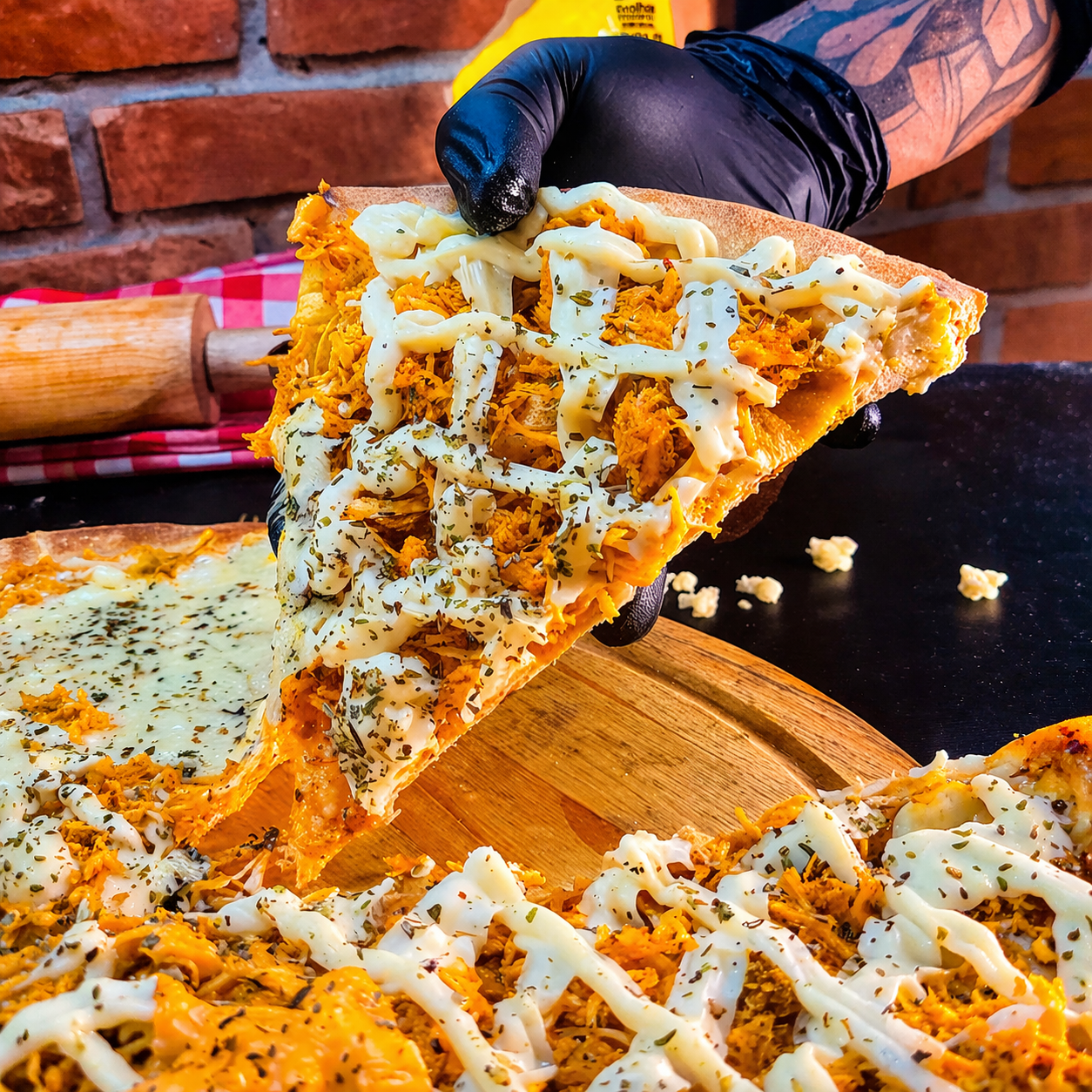 Pizza Fornalha bem recheada com frango e Catupiry