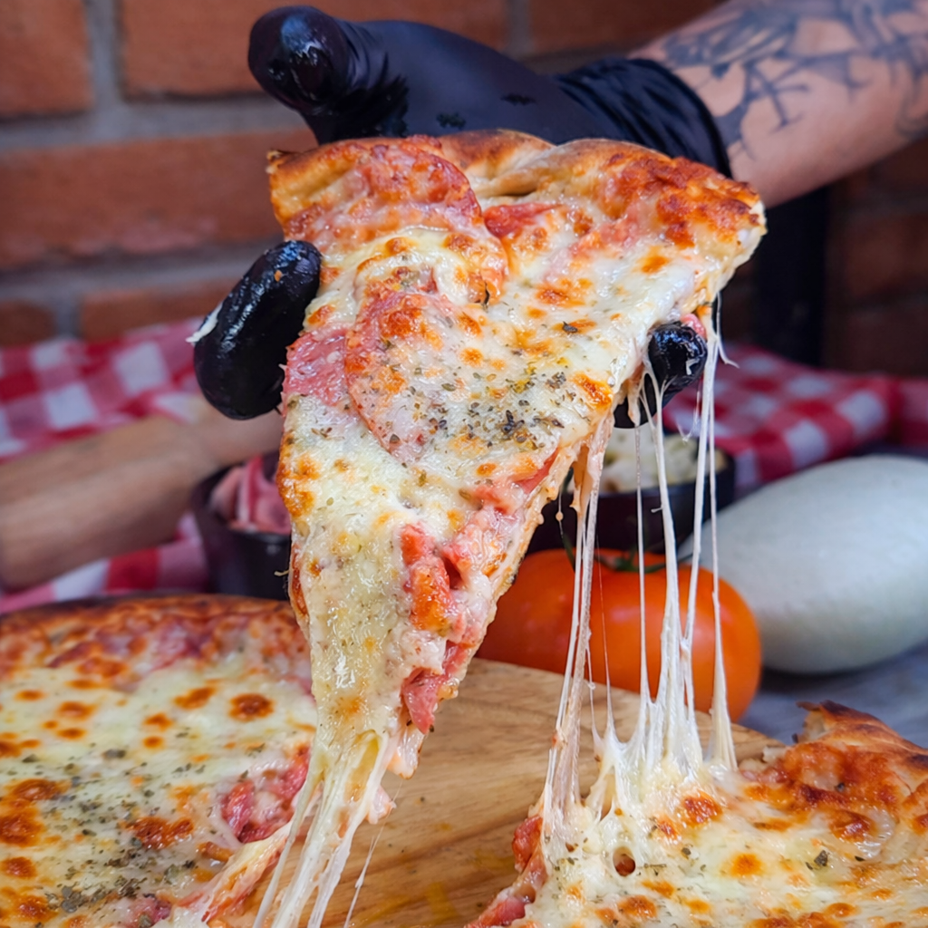 Close da massa e da borda dourada de uma pizza Fornalha